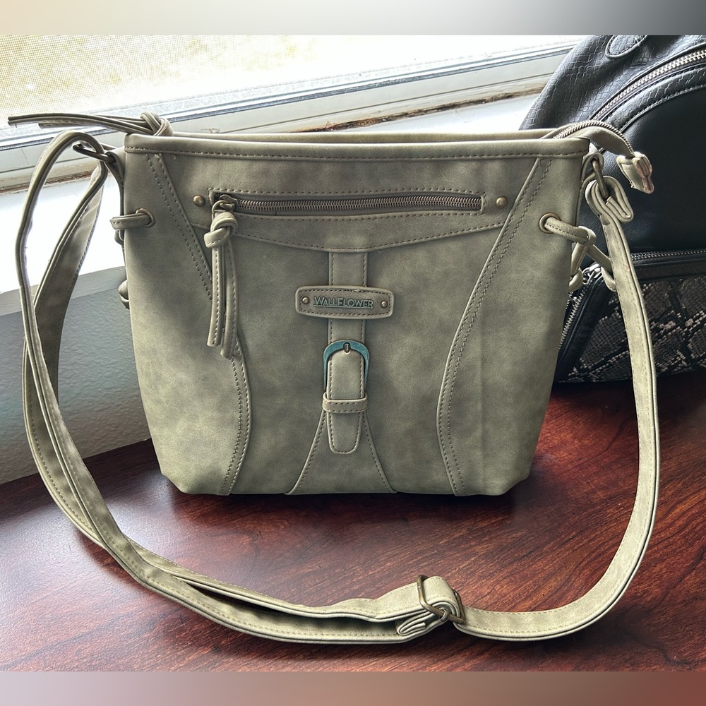 Wallflower bag 100%vinil. Cute design for women